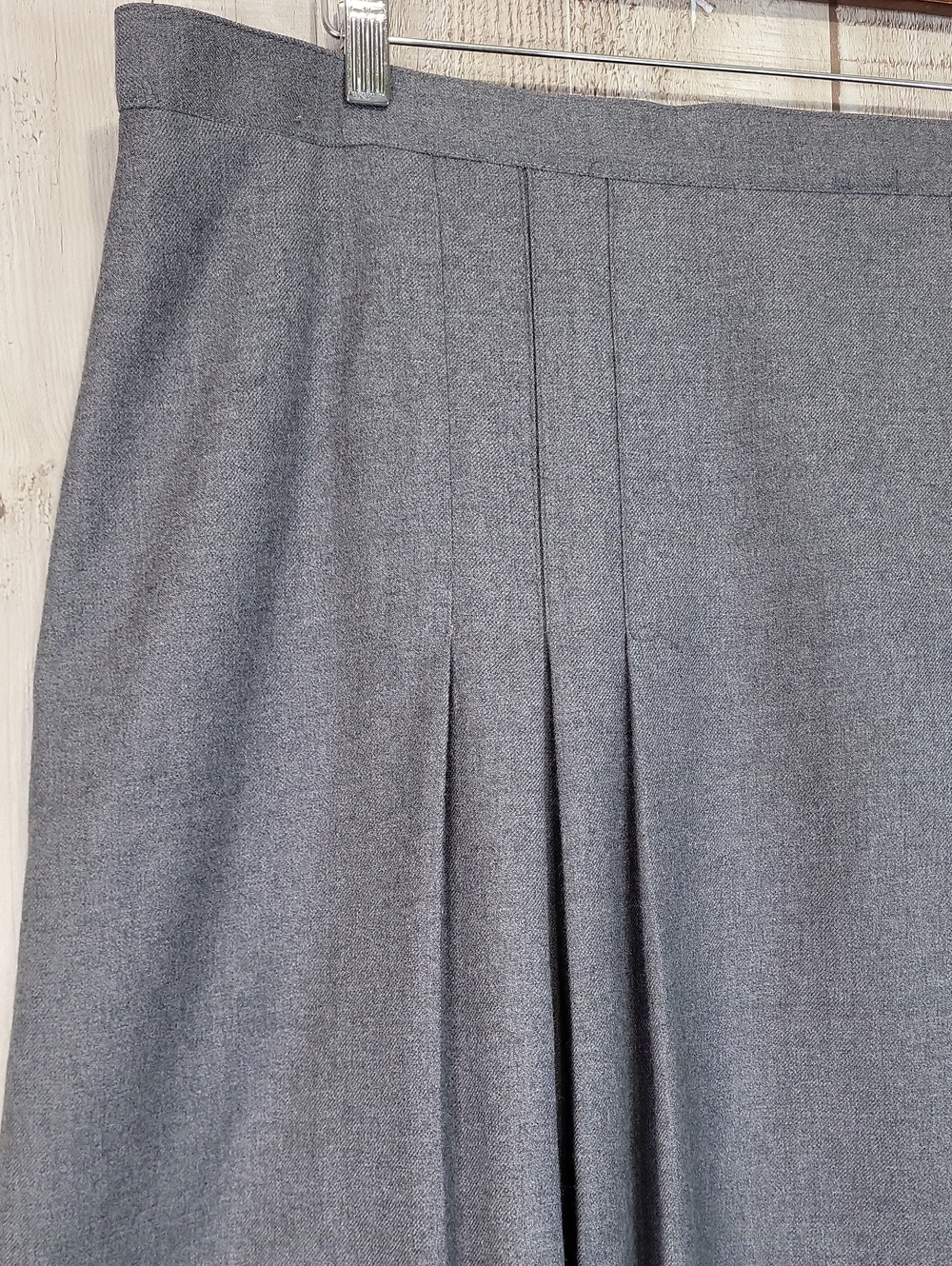 D'alliards Classic Gray Wool Pleated Women's Skirt. Size 16. - Picture 2 of 8